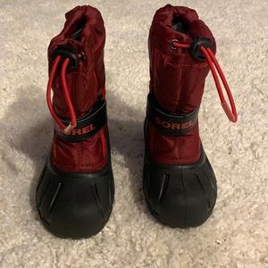 Toddler snowboots size 9/Sorel red jasper,mountain red